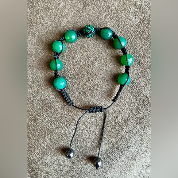 Macrame and bead bracelet. Emerald green glass beads. Adjustable. - Picture 2 of 5